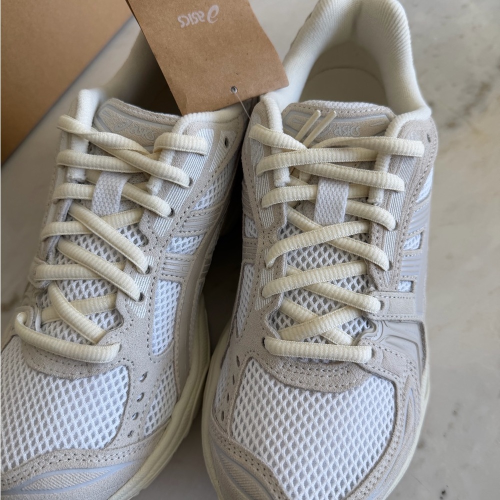 Asics Gel-Kayano 14 in White and Smoke Gray size US 7